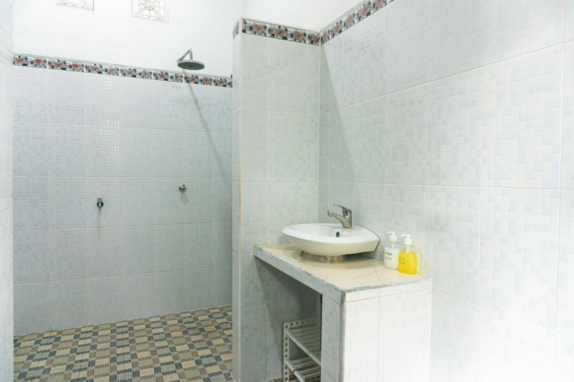 Srinadi Guest House Lovina Exterior foto